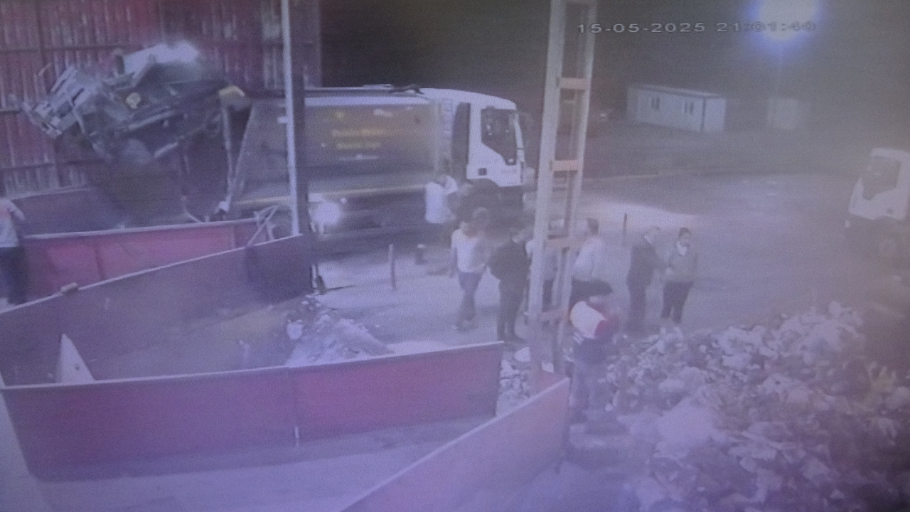 Yanlışlıkla çöpe atılan kolye 7 ton çöpün içinde bulundu!