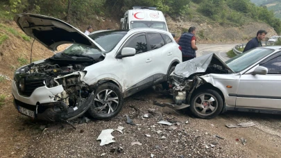 Bursa'da otomobil ile cip kafa kafaya çarpıştı! 3 yaralı