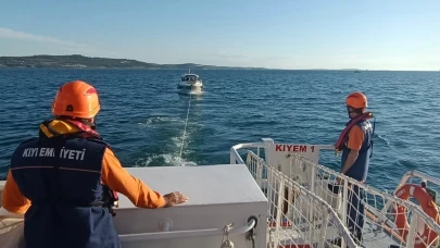 Çanakkale Boğazı'nda makine arızası yaparak sürüklenen tekne kurtarıldı