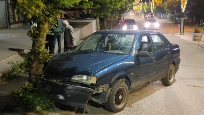Edirne'de ağaca çarpan otomobilin alkollü sürücüsü yaralandı