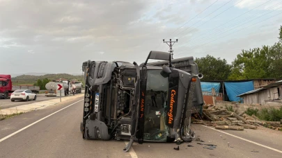 Kastamonu’da odun yüklü tır devrildi! Sürücü yaralandı