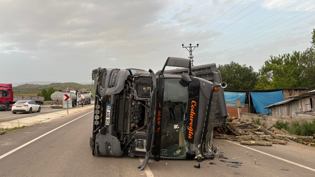 Kastamonu’da odun yüklü tır devrildi! Sürücü yaralandı