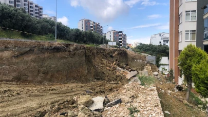 Belediyenin hafriyat aldığı yerde yol çöktü