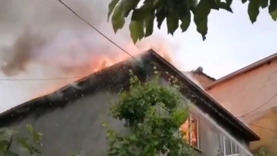 Bursa'da 2 katlı ev, yangında kullanılamaz hale geldi