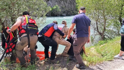 Munzur Nehri’nde mahsur kalan vatandaşı ekipler kurtardı