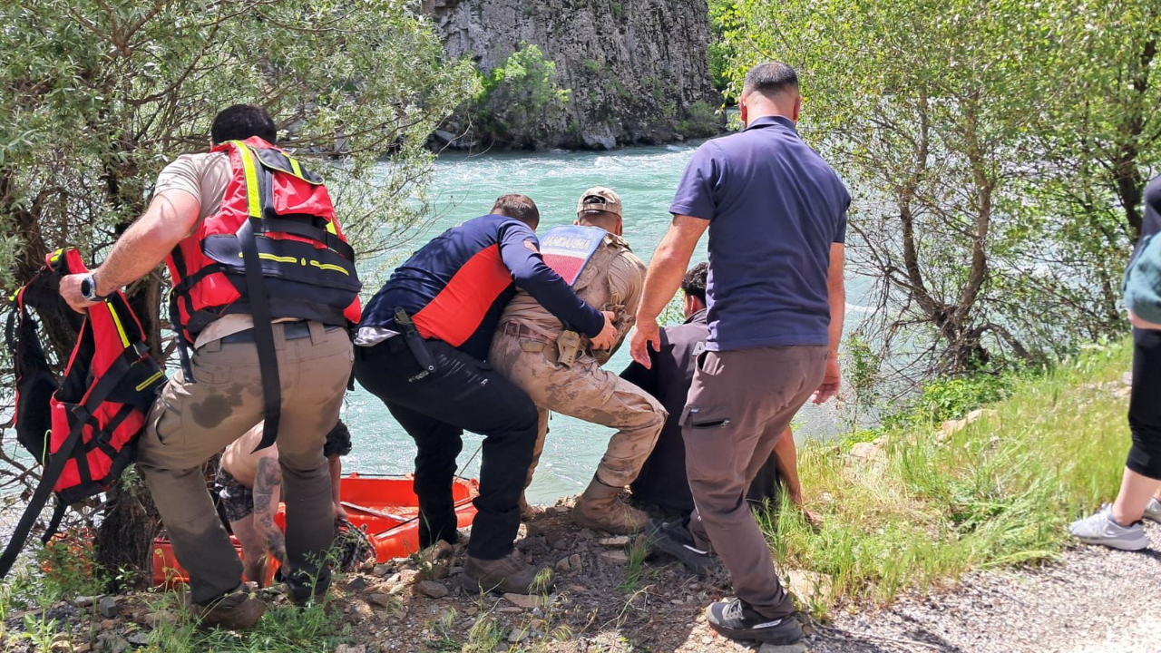Munzur Nehri’nde mahsur kalan vatandaşı ekipler kurtardı