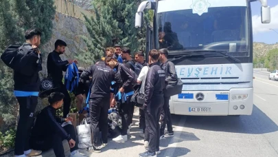 Kafileyi taşıyan otobüsün lastiği patladı!