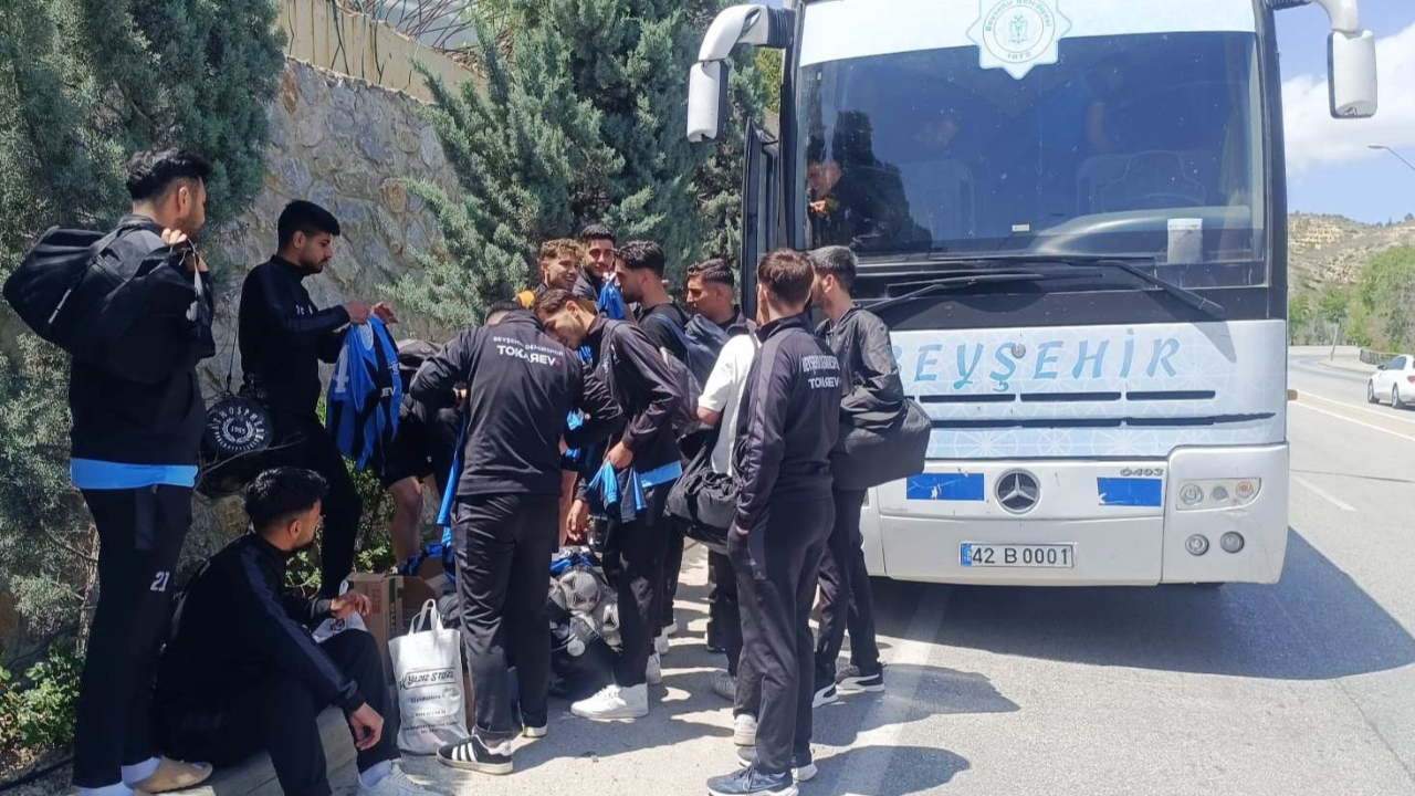 Kafileyi taşıyan otobüsün lastiği patladı!