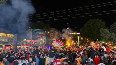 Bursa'da Galatasaraylı taraftarlar şampiyonluğu kutladı