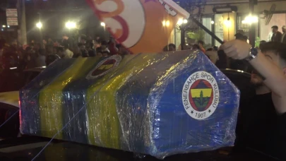 Bursa'da şampiyonluk kutlamalarında Fenerbahçe tabutu taşındı