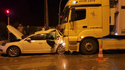 Tırla çarpışan otomobil demir yığınına döndü! 2 yaralı