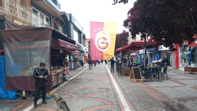 Bayrağı yırtıp kaçtılar! Bakın geride ne bıraktılar?