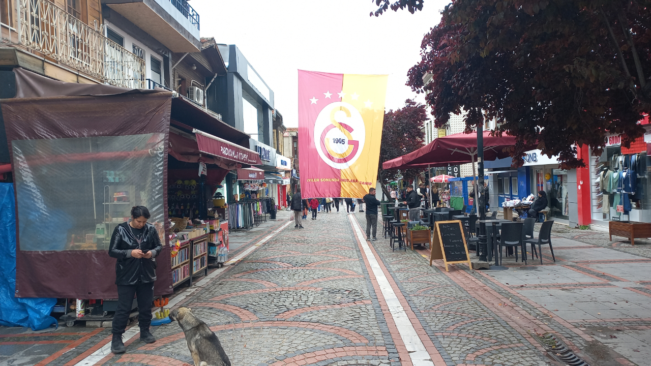 Bayrağı yırtıp kaçtılar! Bakın geride ne bıraktılar?
