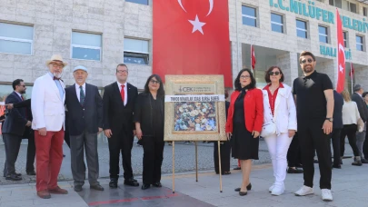 Mimarlar Odası Bursa Şubesi Atatürk Anıtı'na çelenk bıraktı