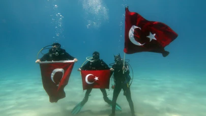 19 Mayıs'ı deniz altında kutladılar