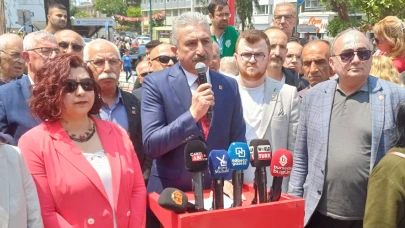 Cumhuriyet Halk Partisi Atatürk Anıtı'na çelenk bıraktı