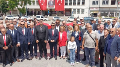 İyi Parti Bursa İl Başkanlığı Atatürk Anıtı'na çelenk bıraktı