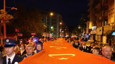 Bir kilometrelik Türk bayrağıyla 19 Mayıs coşkusu