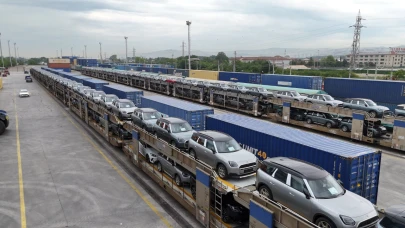 Türkiye'ye getirilen otomobiller, boğazı trenle geçti