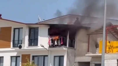 Bursa'da 3 katlı binanın çatı katı alevlere teslim oldu