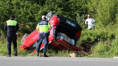 Sakarya'da otomobil takla attı! 1’i bebek 4 yaralı