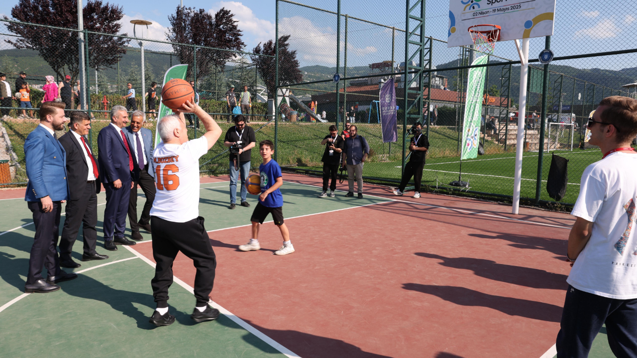 Başkan Bozbey gençlerle basketbol oynadı