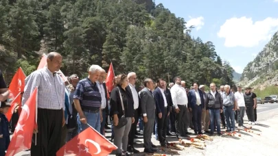 Adana'da 2 yıl önce 4 öğretmenin öldüğü kaya düşen yolda eylem!