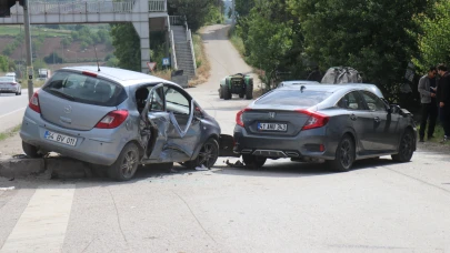 Sakarya'da iki otomobil çarpıştı: 4 yaralı
