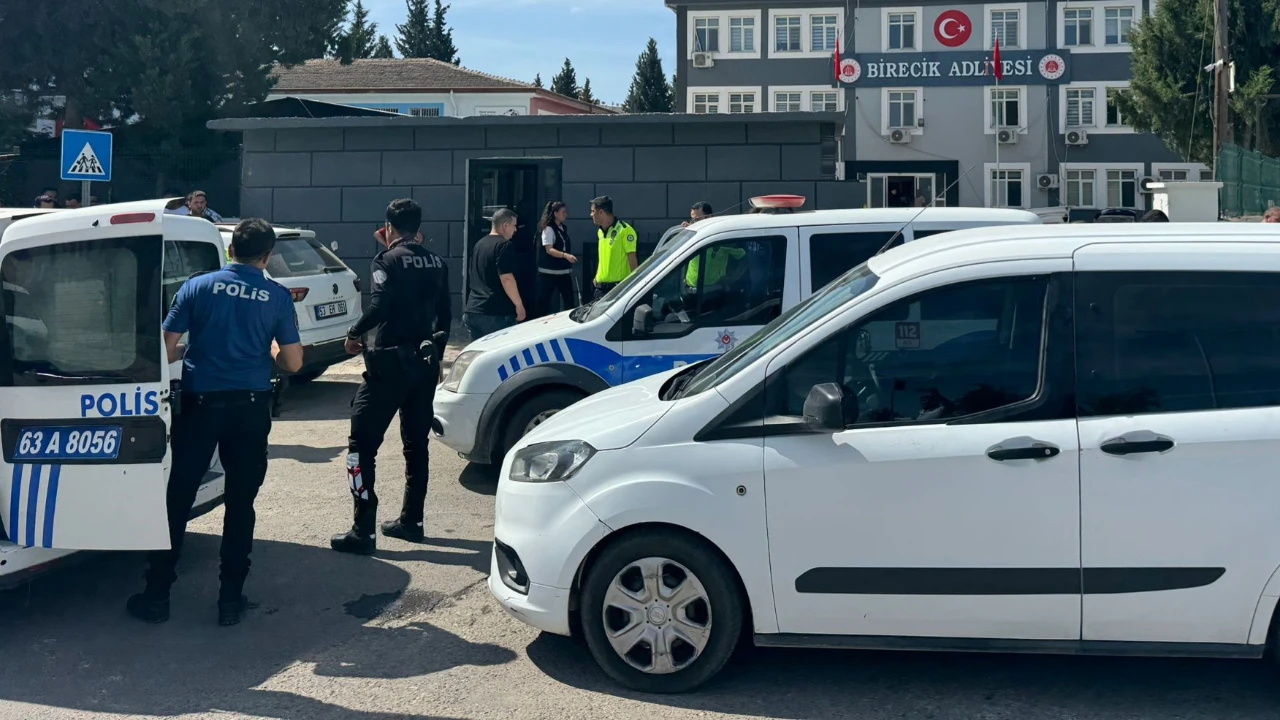 Şanlıurfa’da adliye önünde taşlı sopalı kavga: 5 yaralı