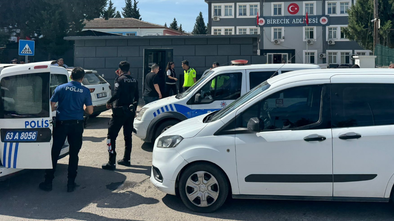 Şanlıurfa’da adliye önünde taşlı sopalı kavga: 5 yaralı