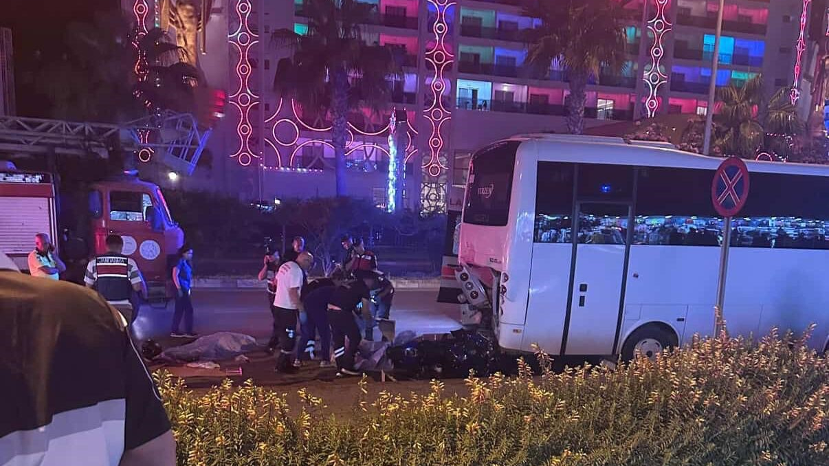 Antalya'da park halindeki midibüse çarpan motosikletteki 2 genç hayatını kaybetti