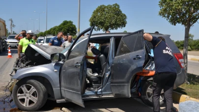 Antalya'da iş makinesi ile otomobil çarpıştı! 2 yaralı