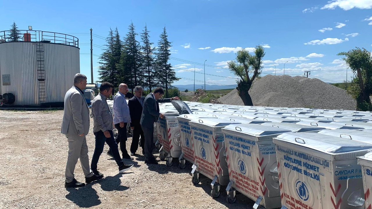 Sandıklı’da çöp konteyneri dağıtımı yapıldı