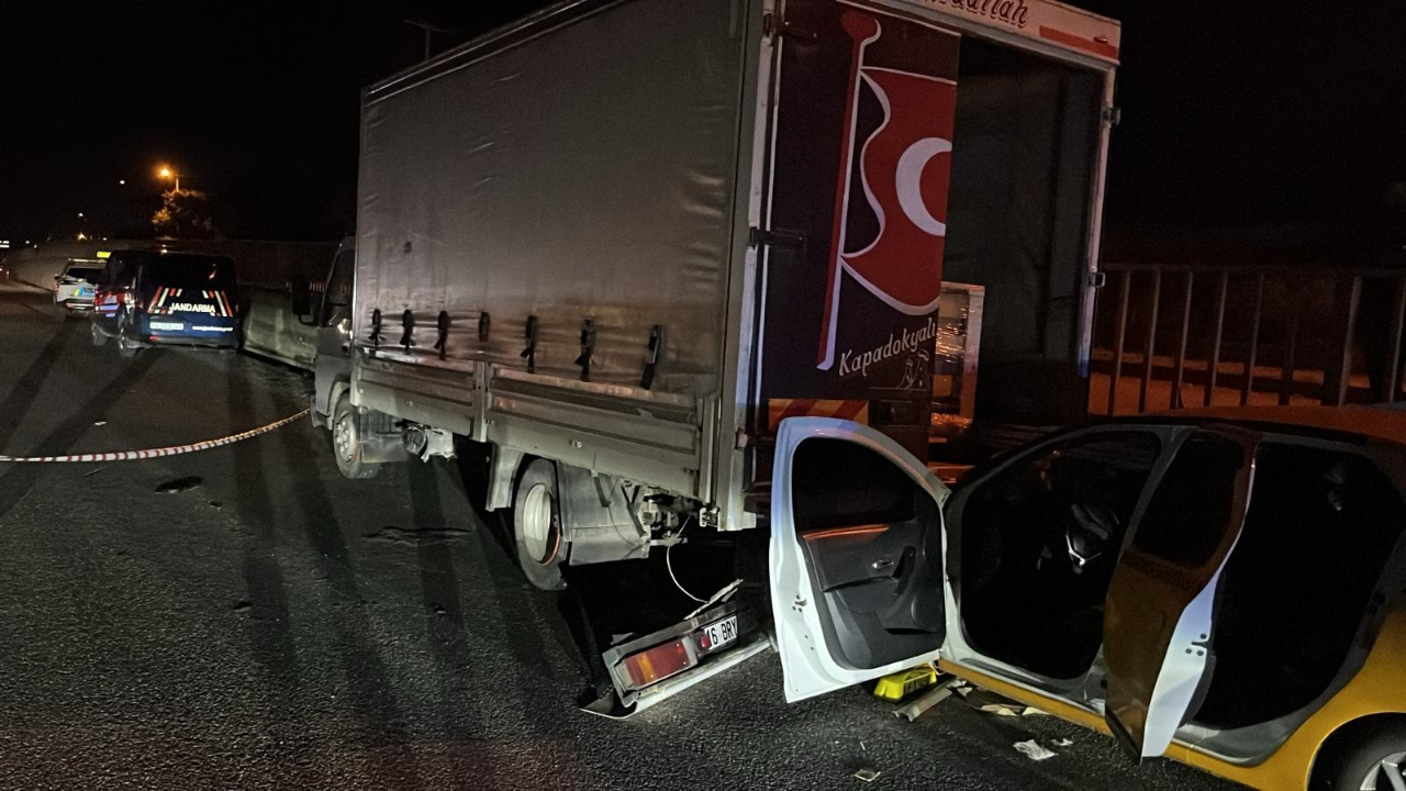 Taksi, önündeki kamyonete çarptı; 1 ölü, 1 yaralı