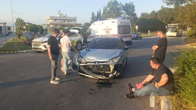 Manavgat'ta 2 otomobil çarpıştı: 3 yaralı