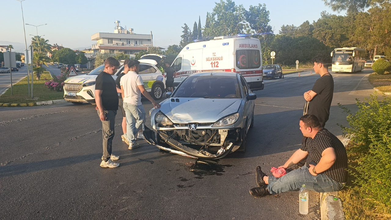 Manavgat'ta 2 otomobil çarpıştı: 3 yaralı