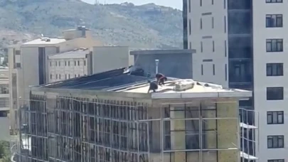 Çatıdaki tehlikeli çalışma kamerada