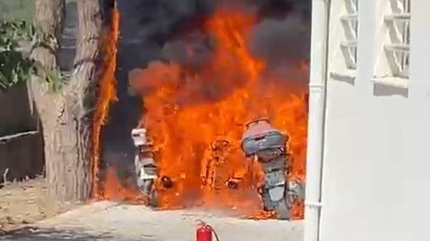 Bursa'da öğrencilerin motosikletleri alev alev yandı
