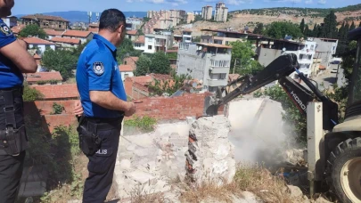 Edremit'te metruk binalar yıkılıyor