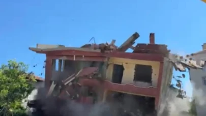 Elazığ’da ağır hasarlı yapıların yıkımları sürüyor