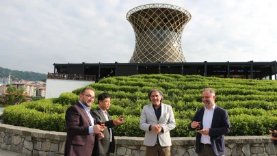 Çin'den gelen akademisyenler Rize'de çay topladı