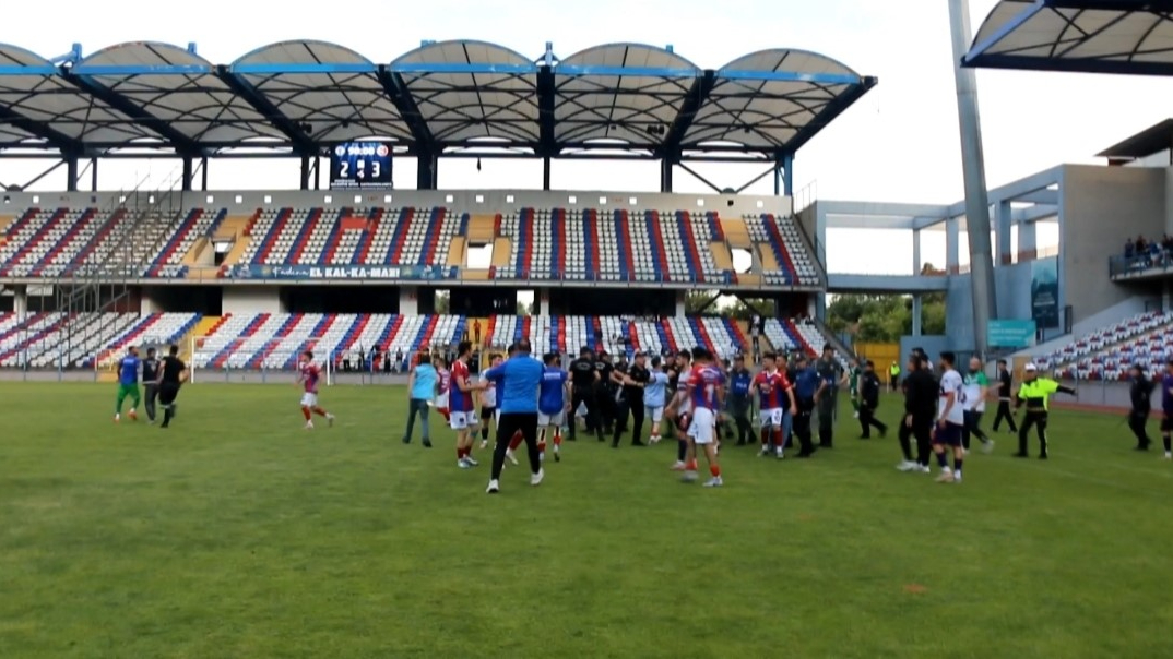 Karabük'te amatör lig final maçı sonrası saha karıştı