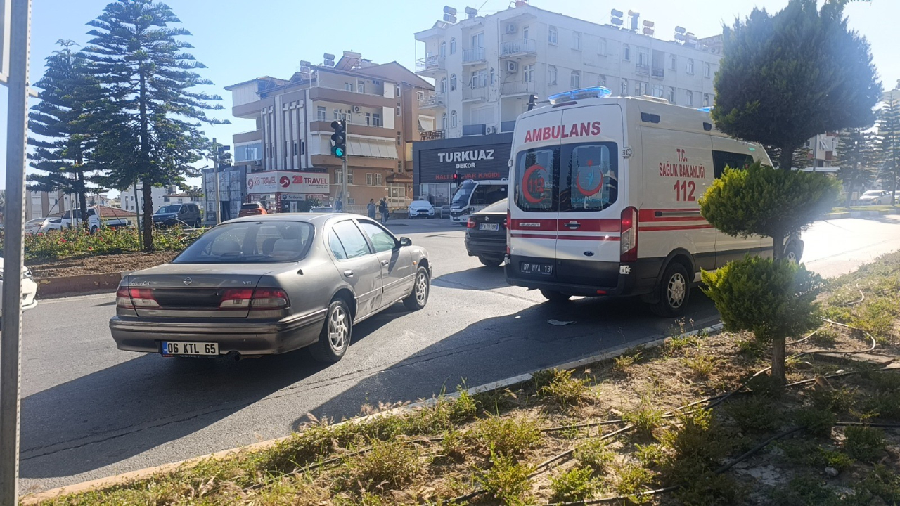 Manavgat'ta otomobil ile elektrikli bisiklet çarpıştı: 2 yaralı