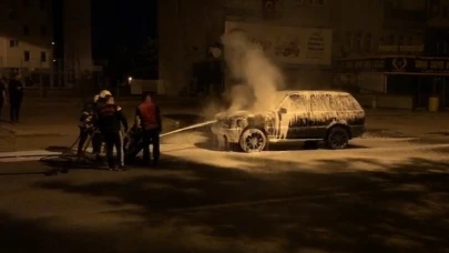 Park halindeki Range Rover alev aldı