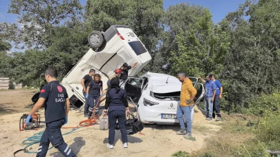 Bursa'da tozu dumana katan minibüs ortalığı savaş alanına çevirdi: 3 yaralı
