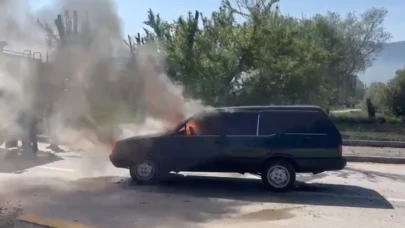 Seyir halindeki Fiat Tofaş alev alev yandı