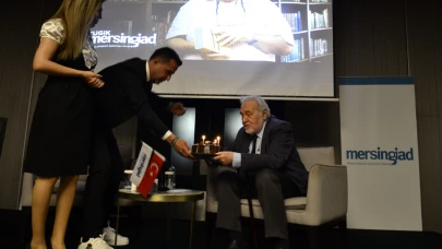İlber Ortaylı'ya sahnede doğum günü sürprizi