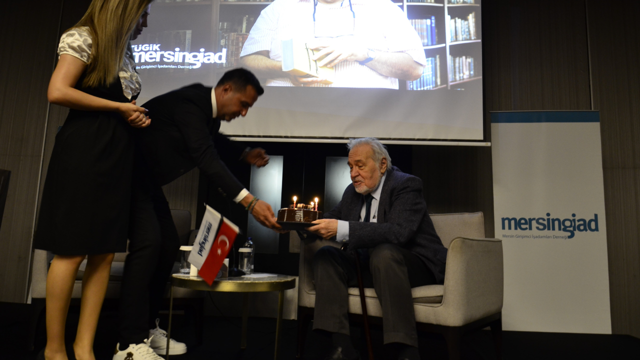 İlber Ortaylı'ya sahnede doğum günü sürprizi