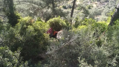 Kontrolden çıkan traktör ormanlık alana devrildi: 2 yaralı