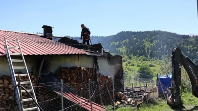 Artvin'de yaşlı kadına ait ev çıkan yangında kül oldu